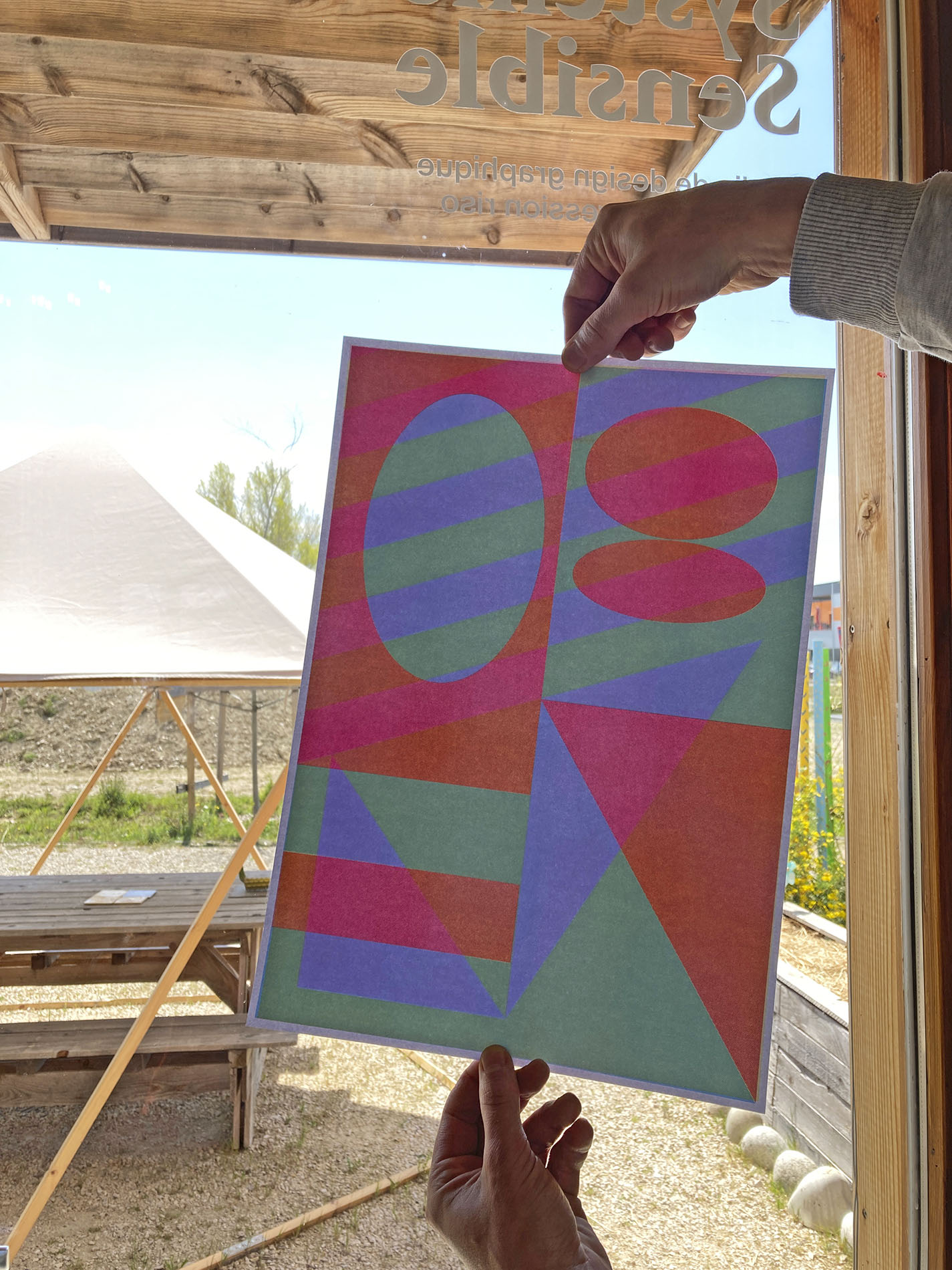 Atelier pédagogique de création de cerfs-volants en papier imprimé en risographie avec le Campus à Eurre.