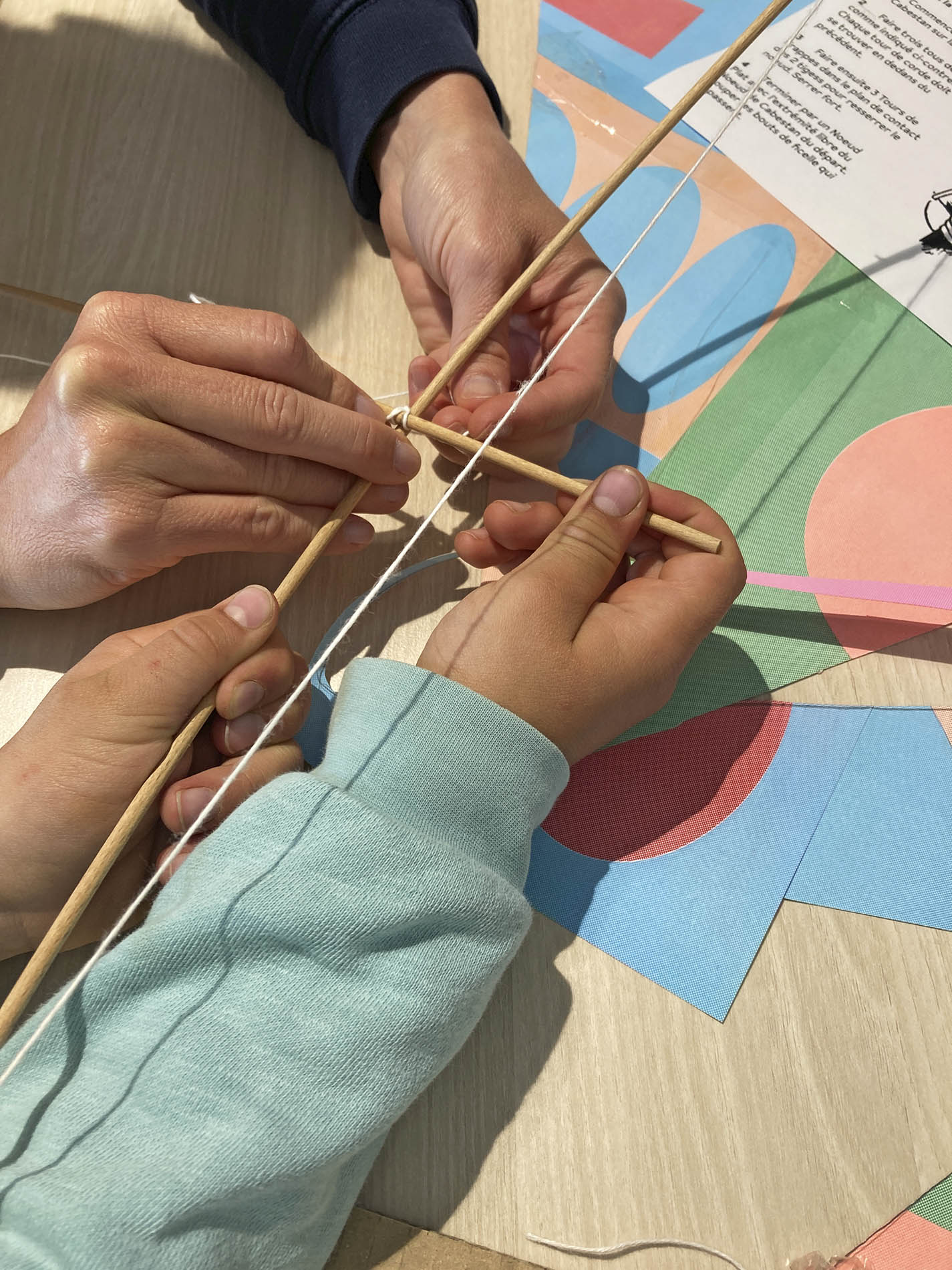 Atelier pédagogique de création de cerfs-volants en papier imprimé en risographie avec le Campus à Eurre.