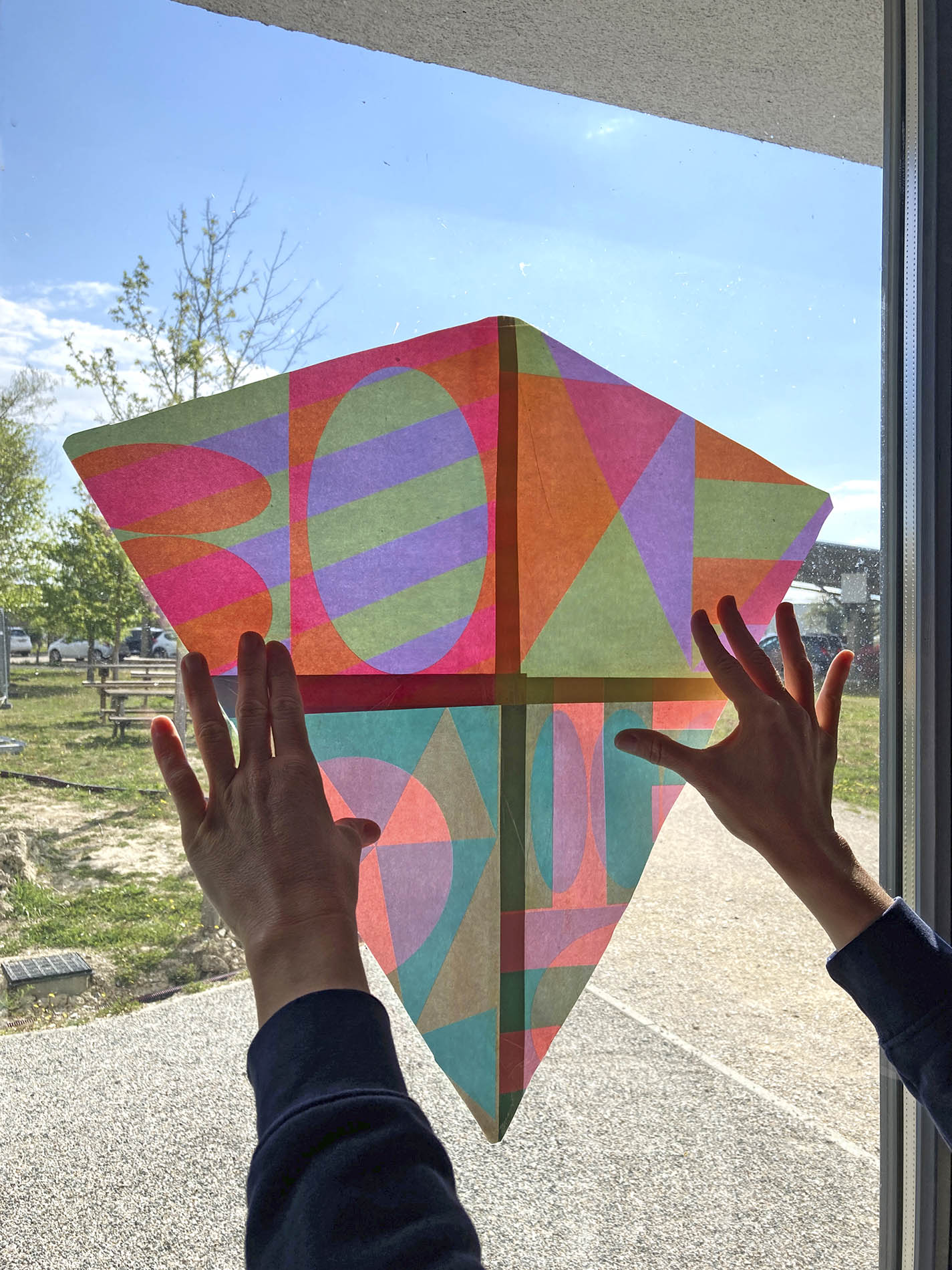 Atelier pédagogique de création de cerfs-volants en papier imprimé en risographie avec le Campus à Eurre.