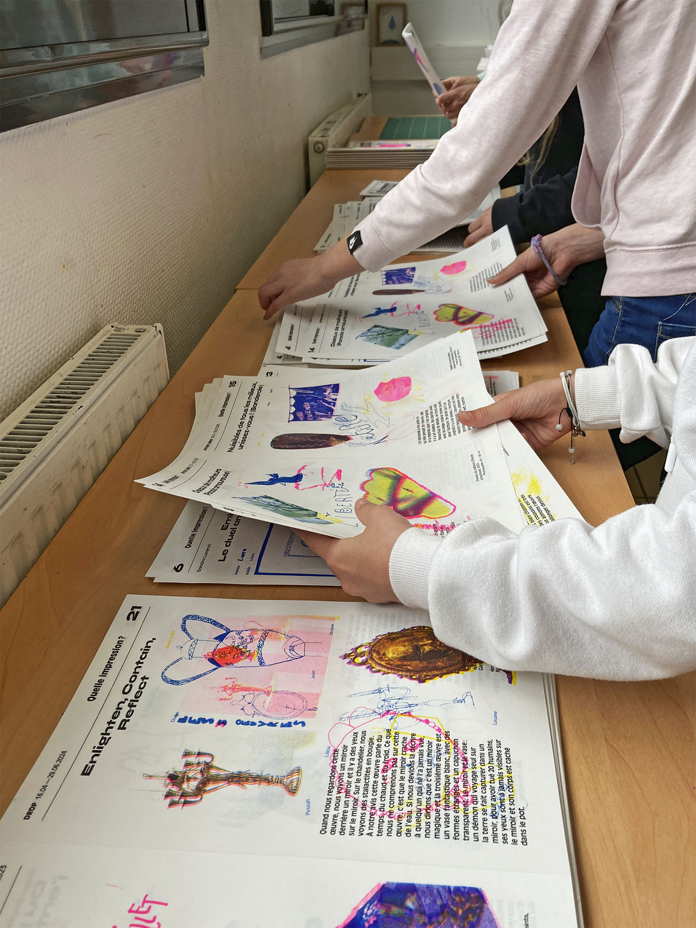 Atelier pédagogique de création d’un journal en risographie avec la classe de 6e PAC du Collège Olympe de Gouges.