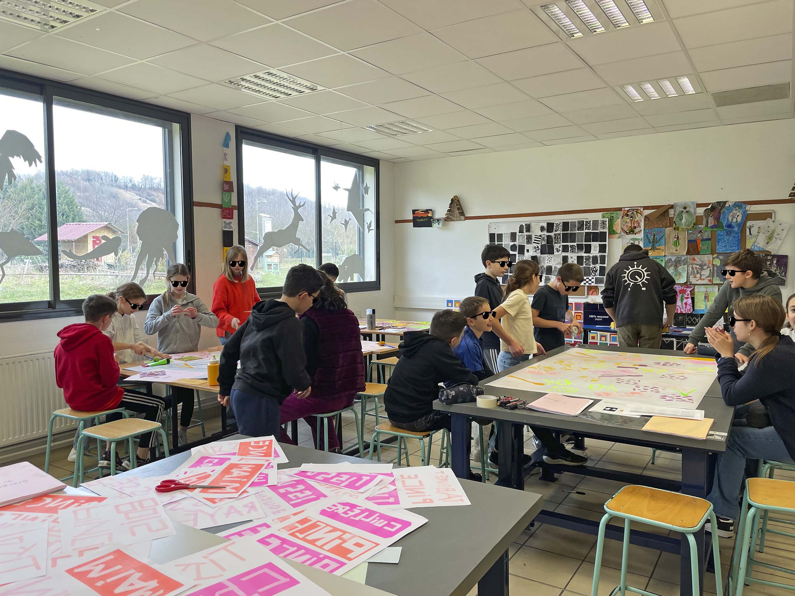 Atelier pédagogique de création d’affiches grand format avec le Collège Olympe de Gouges à Chatte.