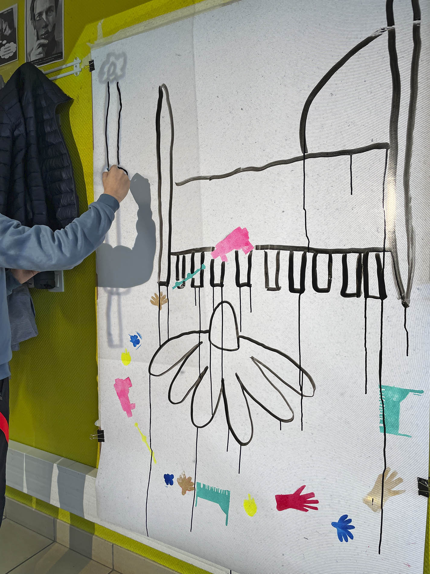 Atelier pédagogique de création d’affiches grand format avec le Collège Olympe de Gouges à Chatte.
