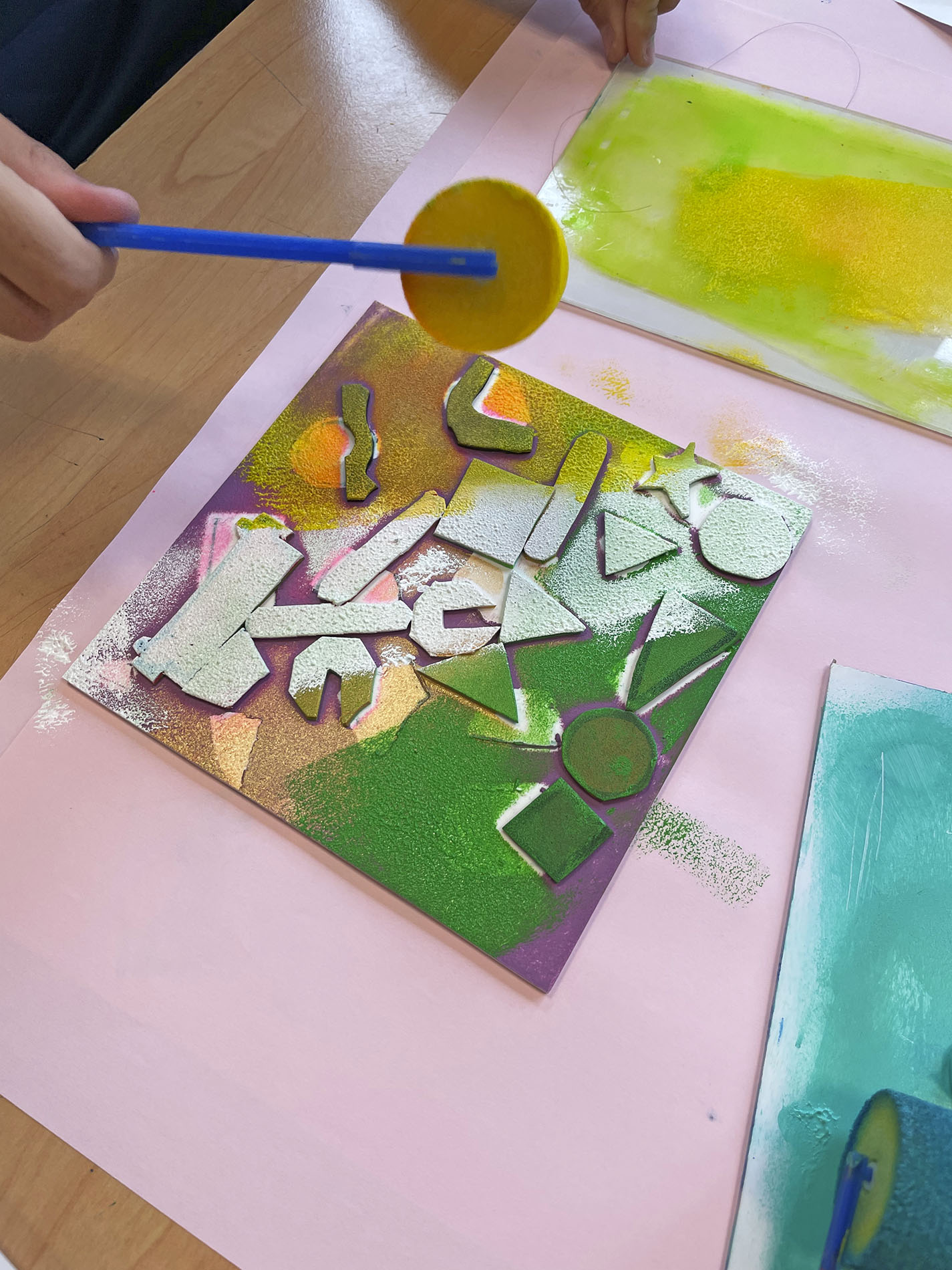 Atelier pédagogique de création d’affiches grand format avec le Collège Olympe de Gouges à Chatte.