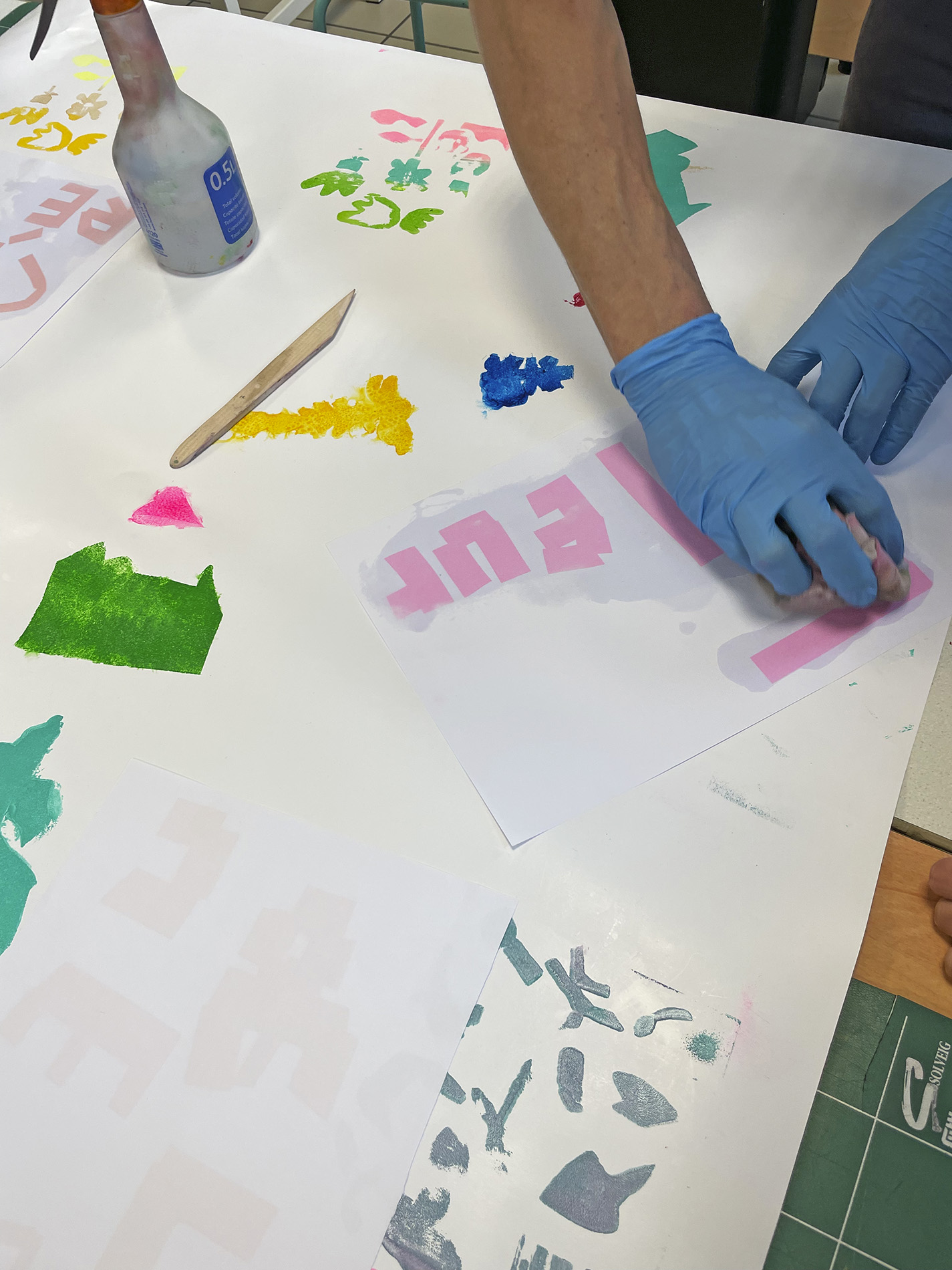 Atelier pédagogique de création d’affiches grand format avec le Collège Olympe de Gouges à Chatte.