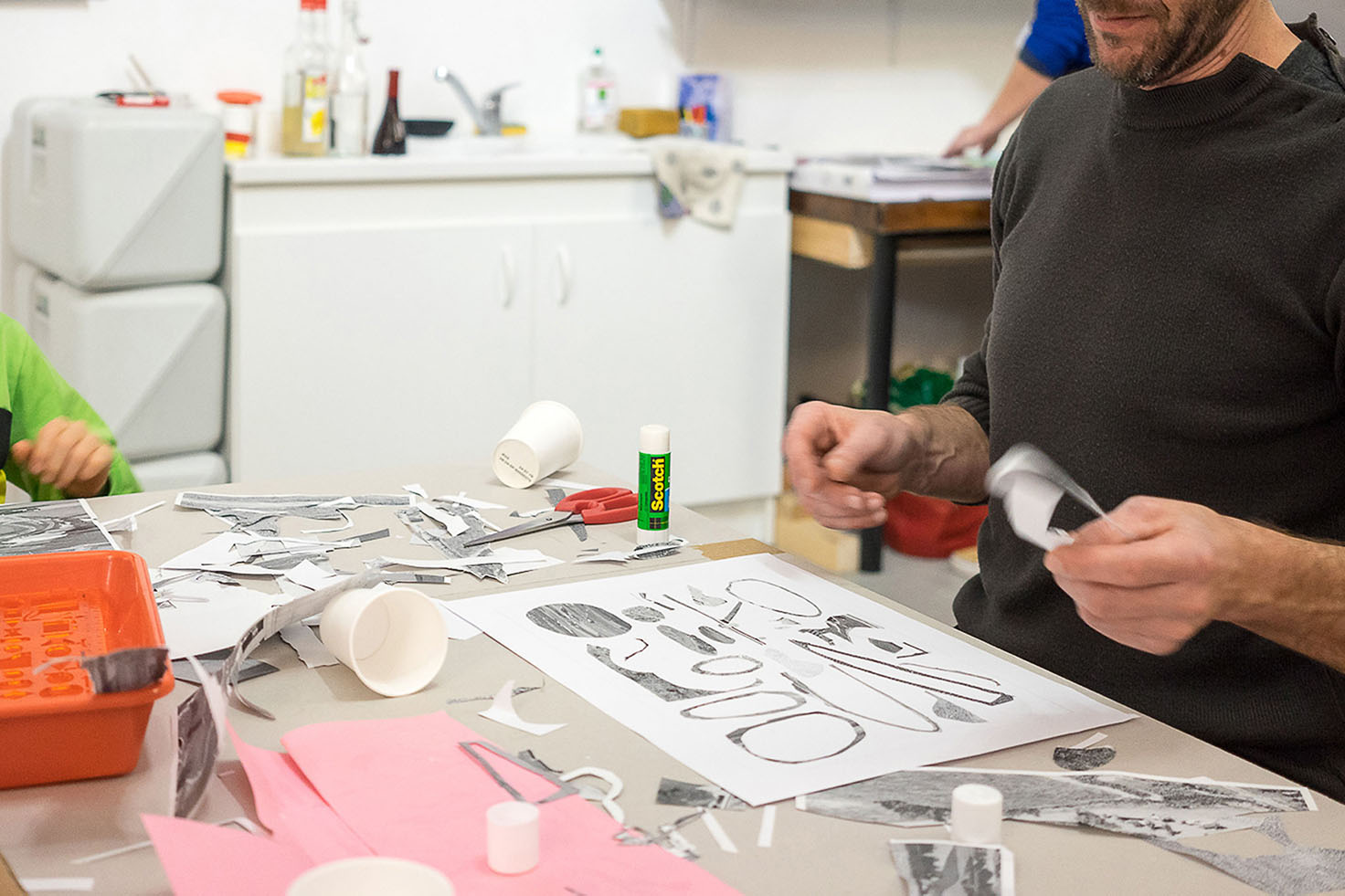 Vue de l'atelier Cut/Paste/Print de découpage, collage et impression en riso que nous avons mené à notre atelier en décembre 2019, photo de Gilles Gerbaud