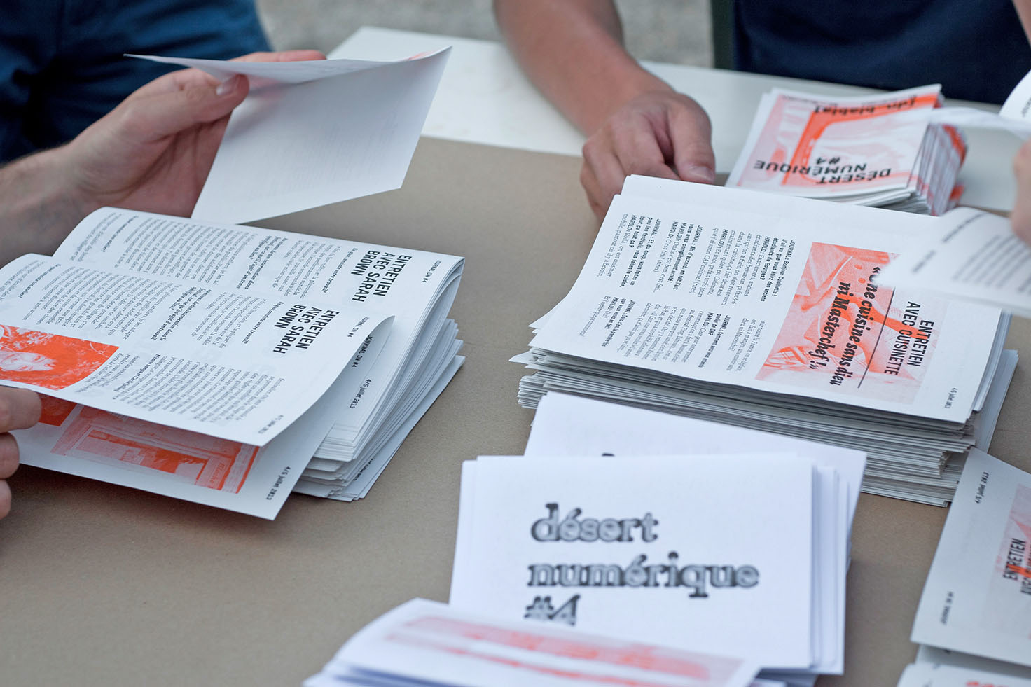 Vue de l'atelier éditorial d'un journal imprimé en risographie pour le festival Désert Numérique #4 à Saint-Nazaire-le-Désert mené avec les trames ordinaires en juillet 2013